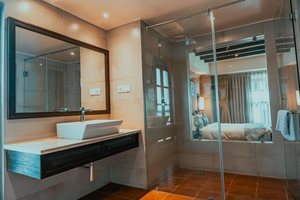 Deluxe Queen Suite
