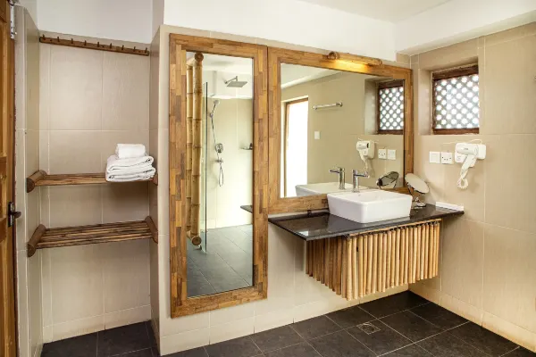Deluxe Queen Room with Courtyard View