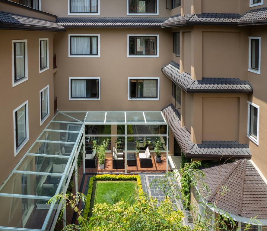 Hotel Thrive, A Tropical Courtyard — 5