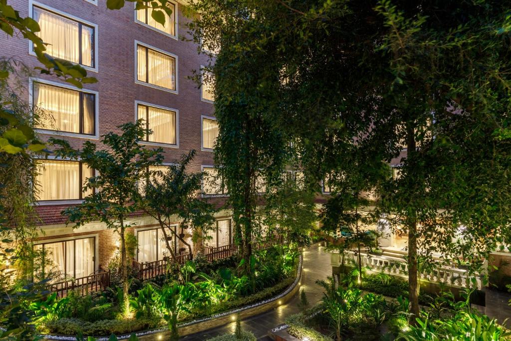 Hotel Thrive, A Tropical Courtyard — 6