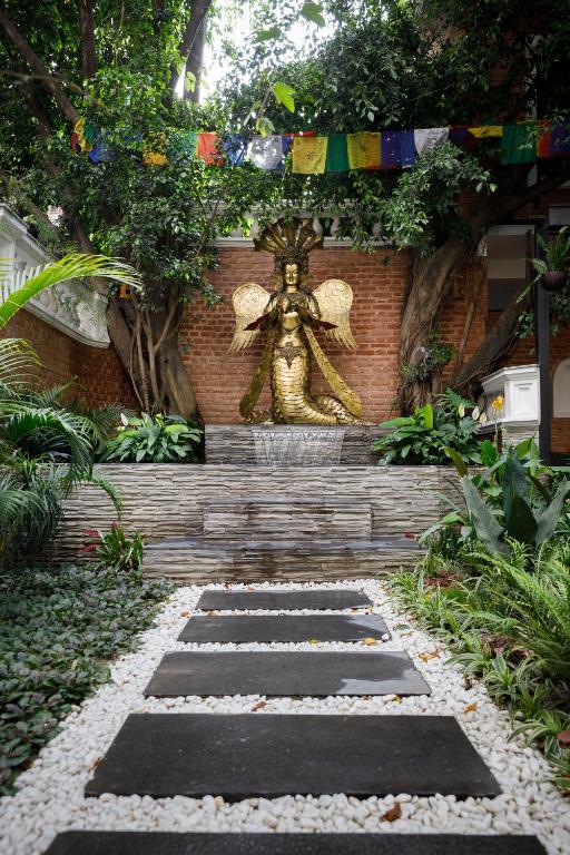 Hotel Thrive, A Tropical Courtyard — 4